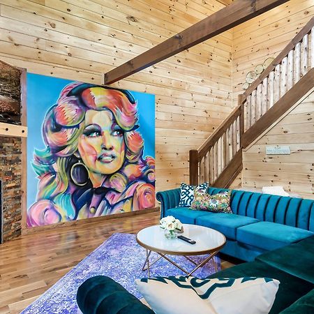 Dolly's Cute Cabin: Smoky Mountain Retreat with Hot Tub and Game Room Gatlinburg Exterior photo