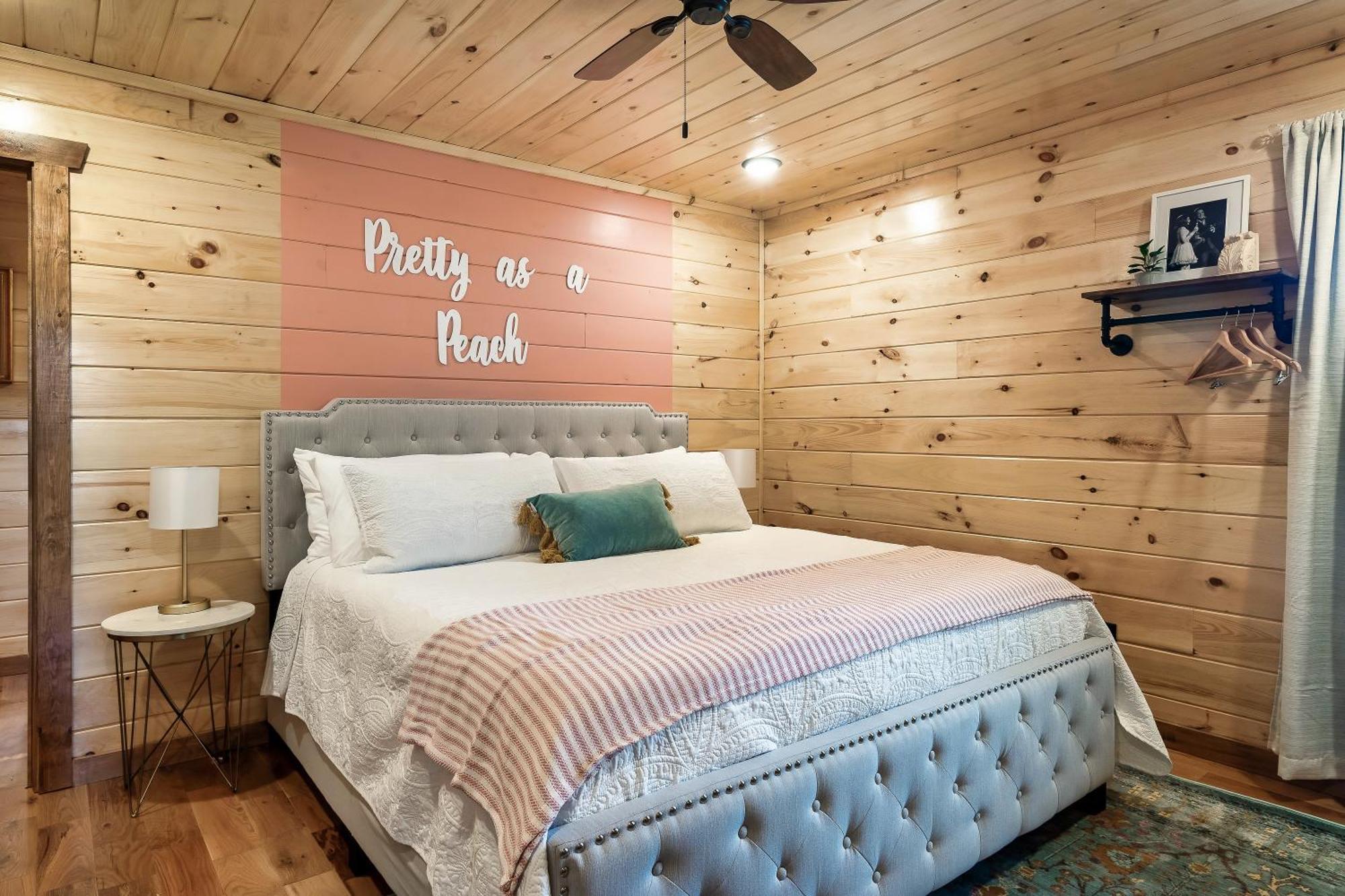 Dolly's Cute Cabin: Smoky Mountain Retreat with Hot Tub and Game Room Gatlinburg Exterior photo