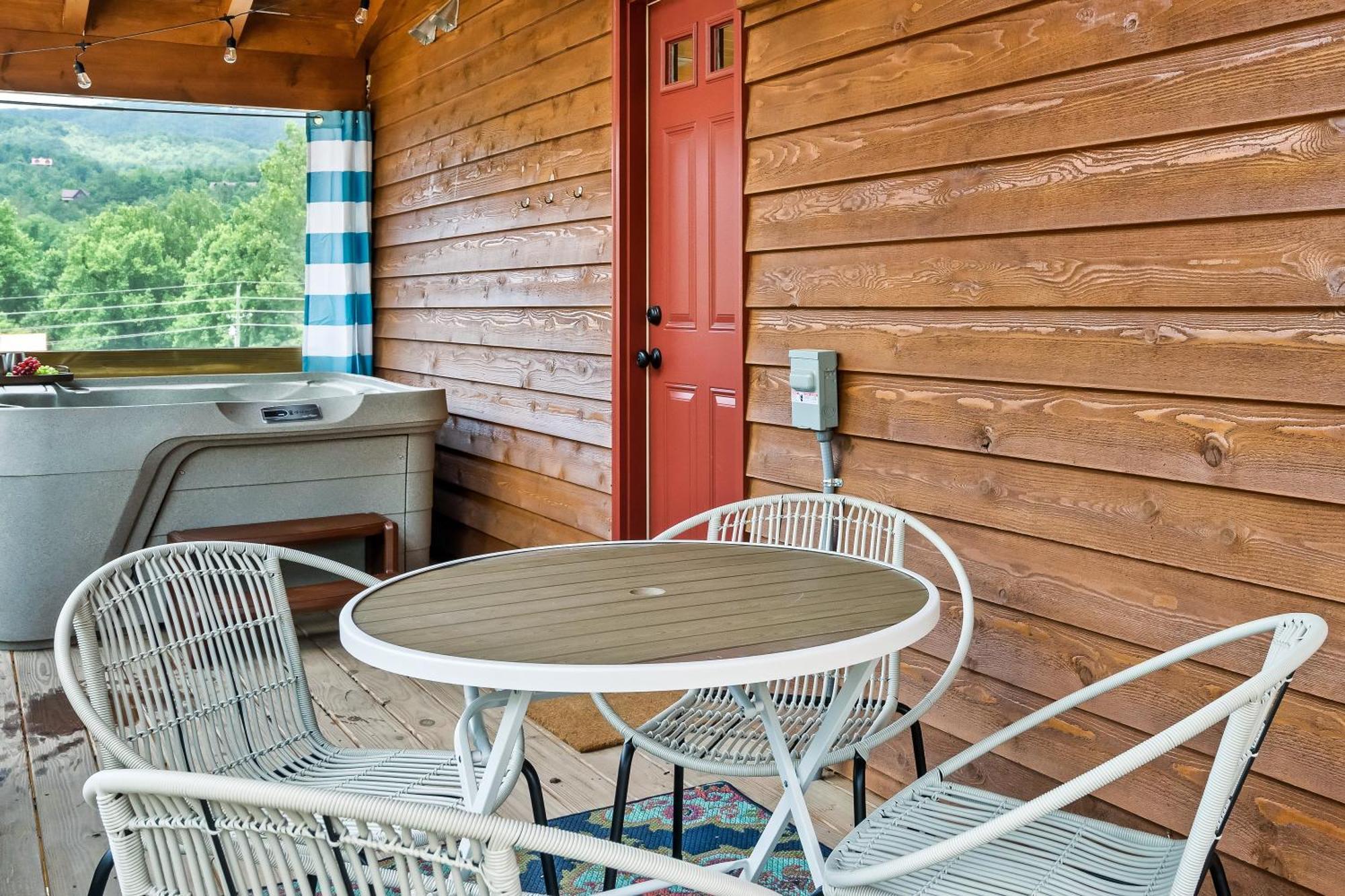 Dolly's Cute Cabin: Smoky Mountain Retreat with Hot Tub and Game Room Gatlinburg Exterior photo