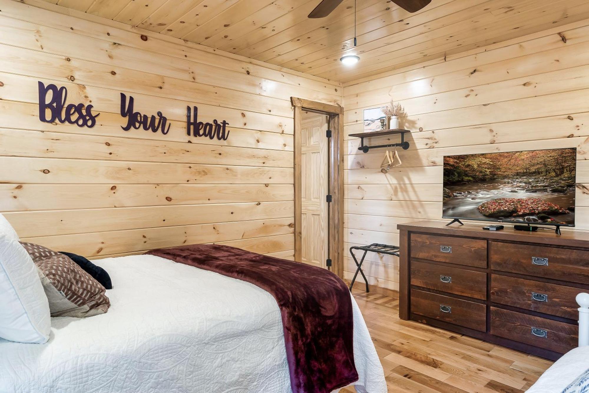 Dolly's Cute Cabin: Smoky Mountain Retreat with Hot Tub and Game Room Gatlinburg Exterior photo