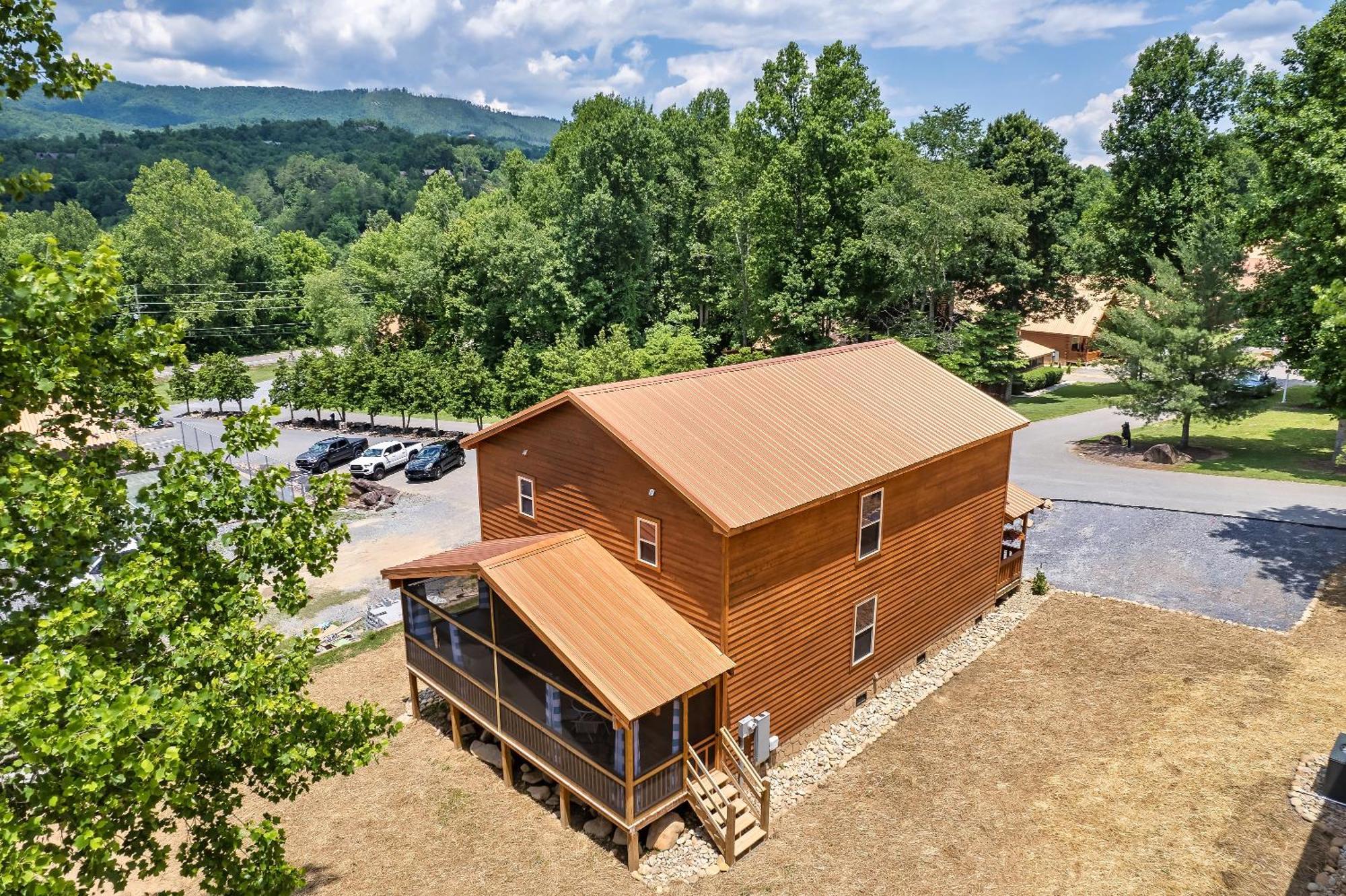 Dolly's Cute Cabin: Smoky Mountain Retreat with Hot Tub and Game Room Gatlinburg Exterior photo