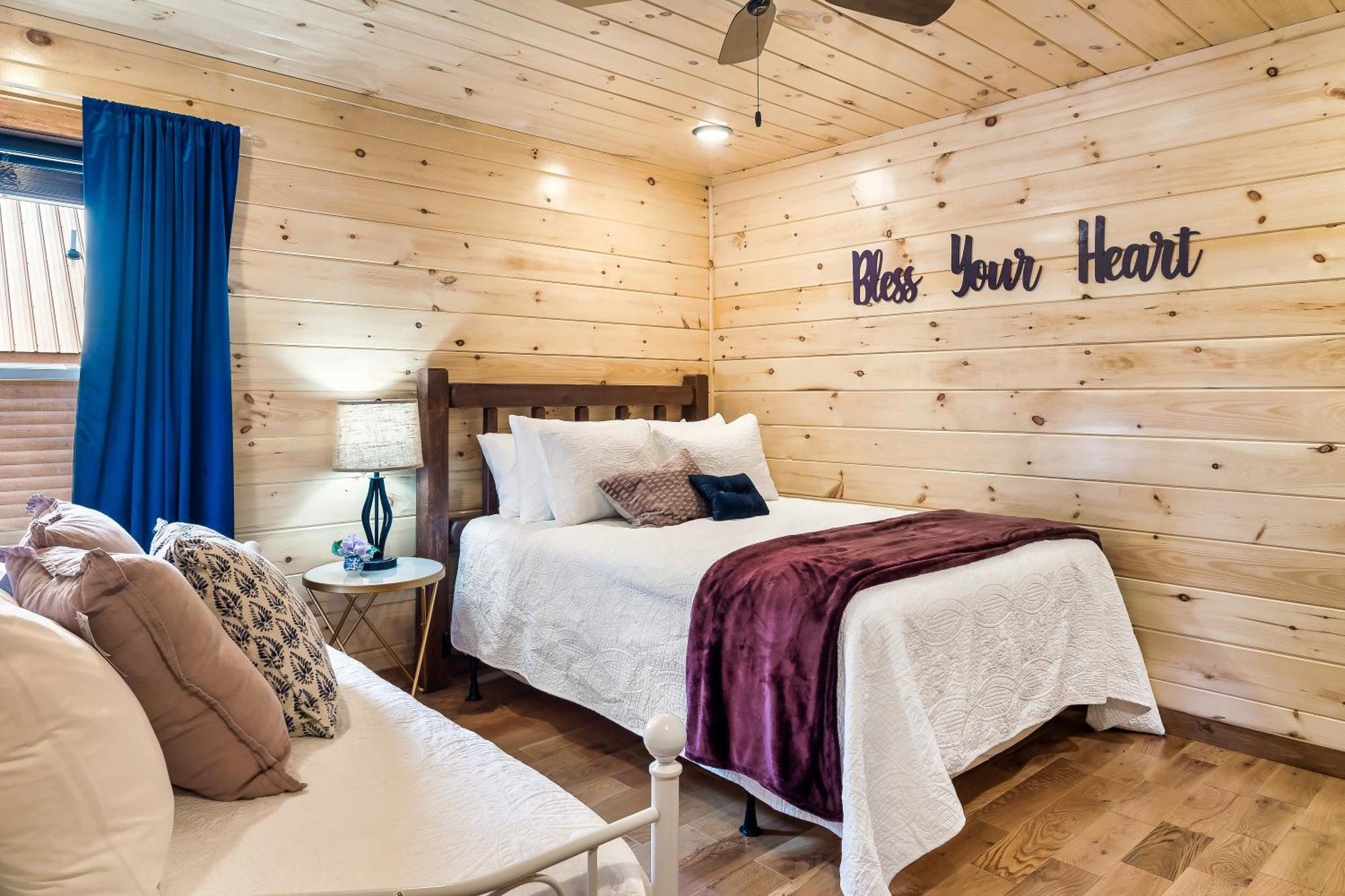 Dolly's Cute Cabin: Smoky Mountain Retreat with Hot Tub and Game Room Gatlinburg Exterior photo