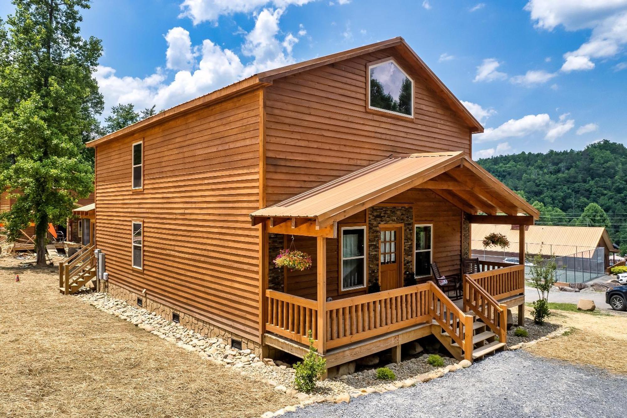 Dolly's Cute Cabin: Smoky Mountain Retreat with Hot Tub and Game Room Gatlinburg Exterior photo