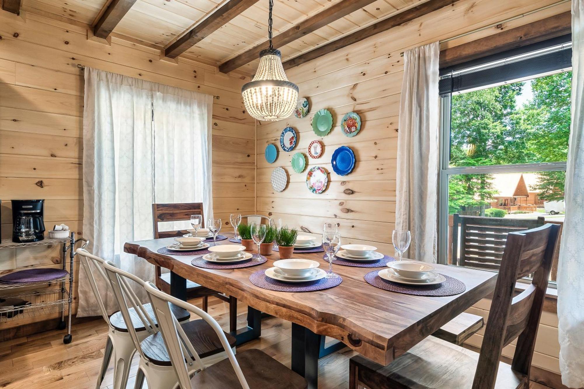 Dolly's Cute Cabin: Smoky Mountain Retreat with Hot Tub and Game Room Gatlinburg Exterior photo