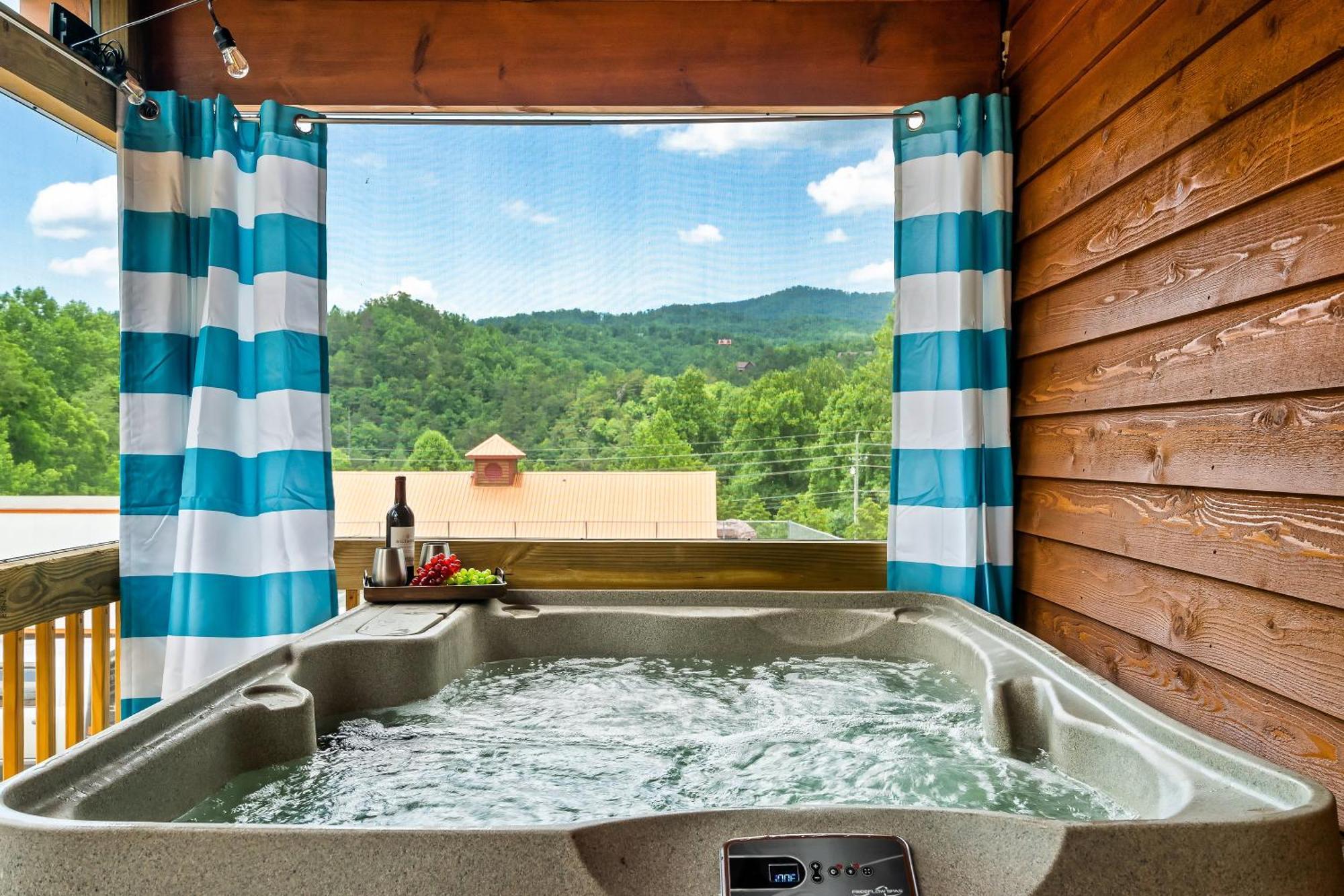 Dolly's Cute Cabin: Smoky Mountain Retreat with Hot Tub and Game Room Gatlinburg Exterior photo