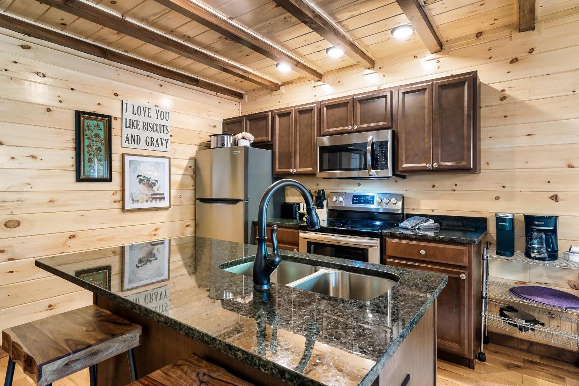Dolly's Cute Cabin: Smoky Mountain Retreat with Hot Tub and Game Room Gatlinburg Exterior photo