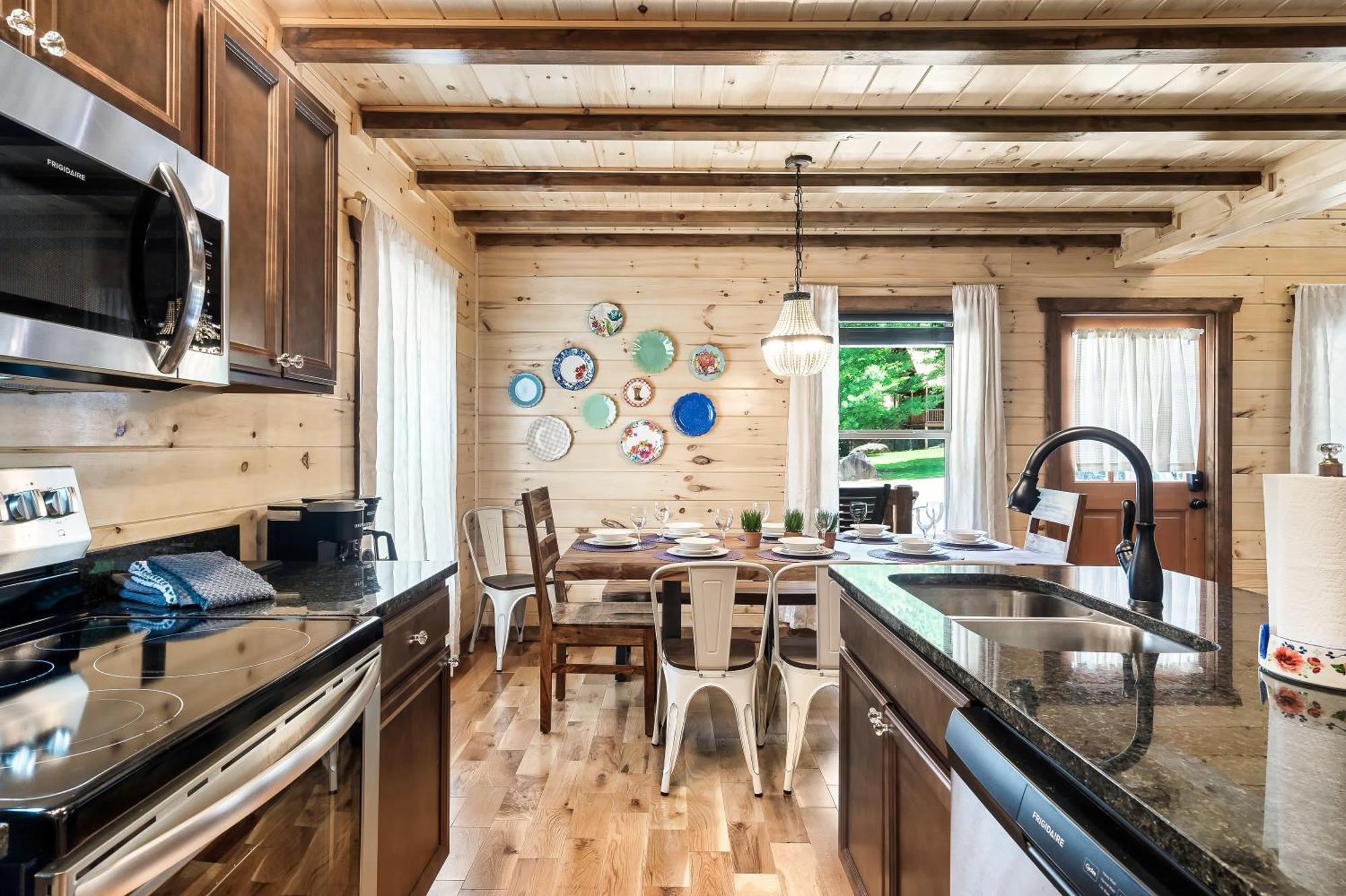 Dolly's Cute Cabin: Smoky Mountain Retreat with Hot Tub and Game Room Gatlinburg Exterior photo