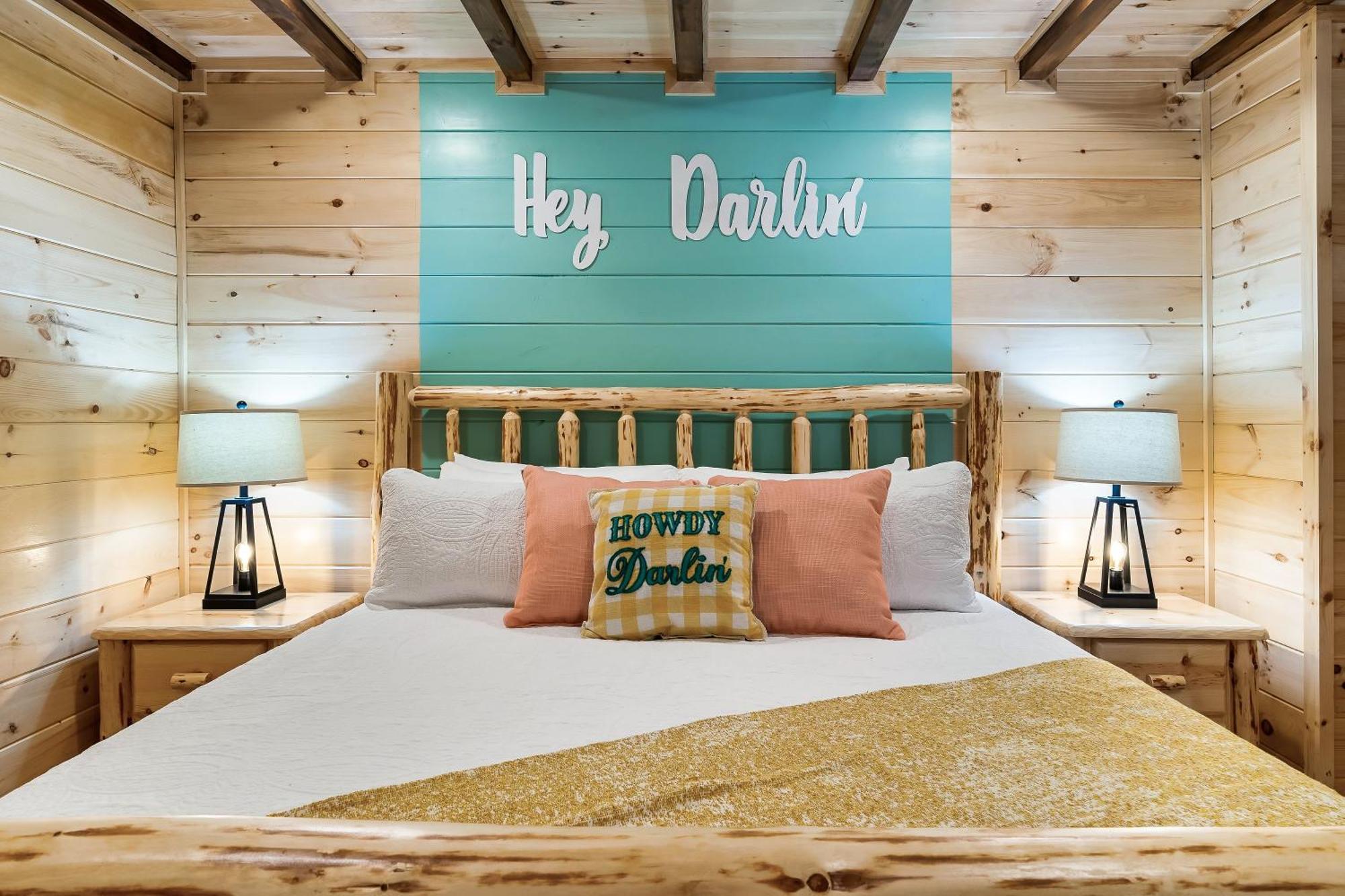 Dolly's Cute Cabin: Smoky Mountain Retreat with Hot Tub and Game Room Gatlinburg Exterior photo