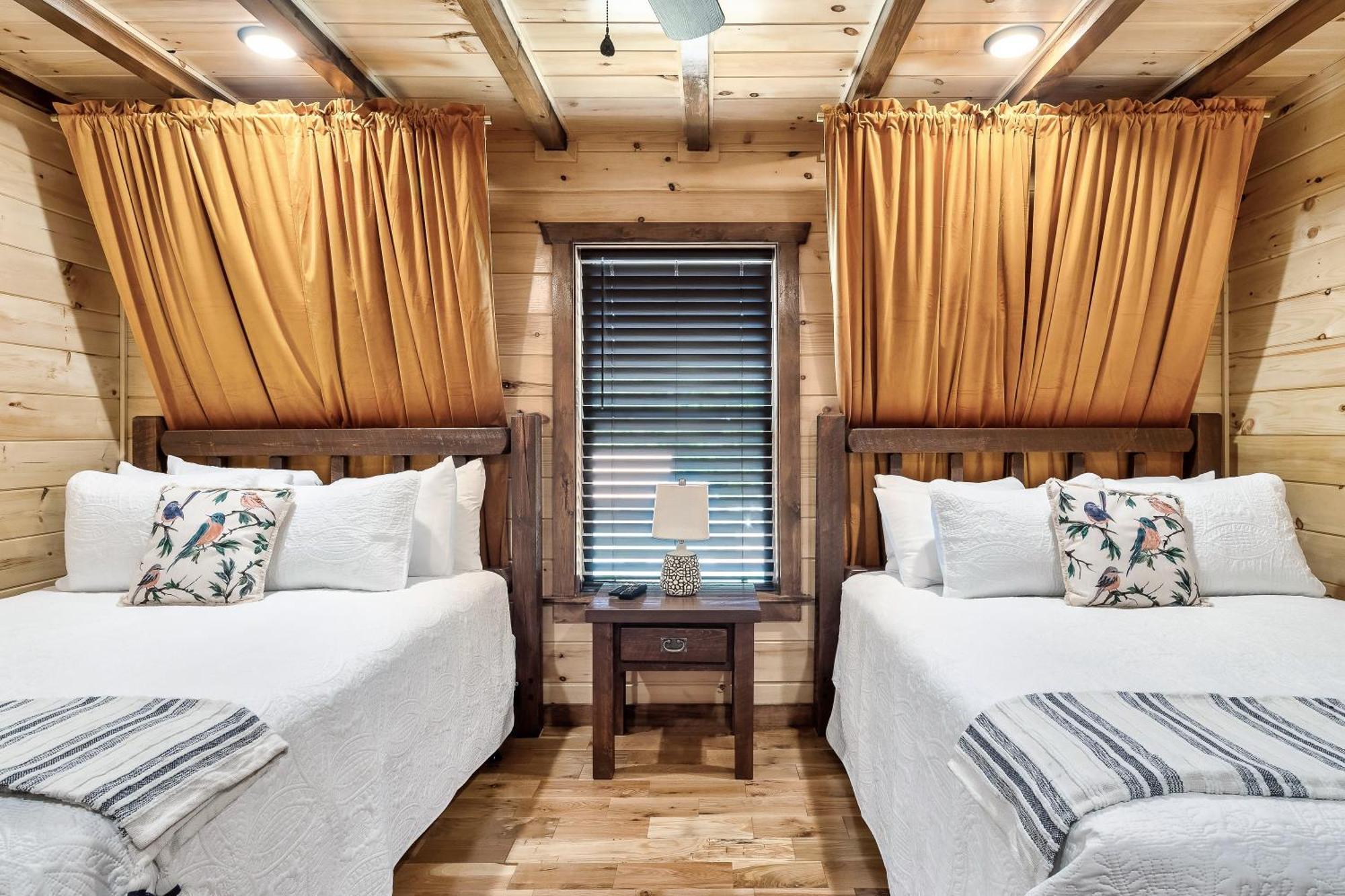 Dolly's Cute Cabin: Smoky Mountain Retreat with Hot Tub and Game Room Gatlinburg Exterior photo