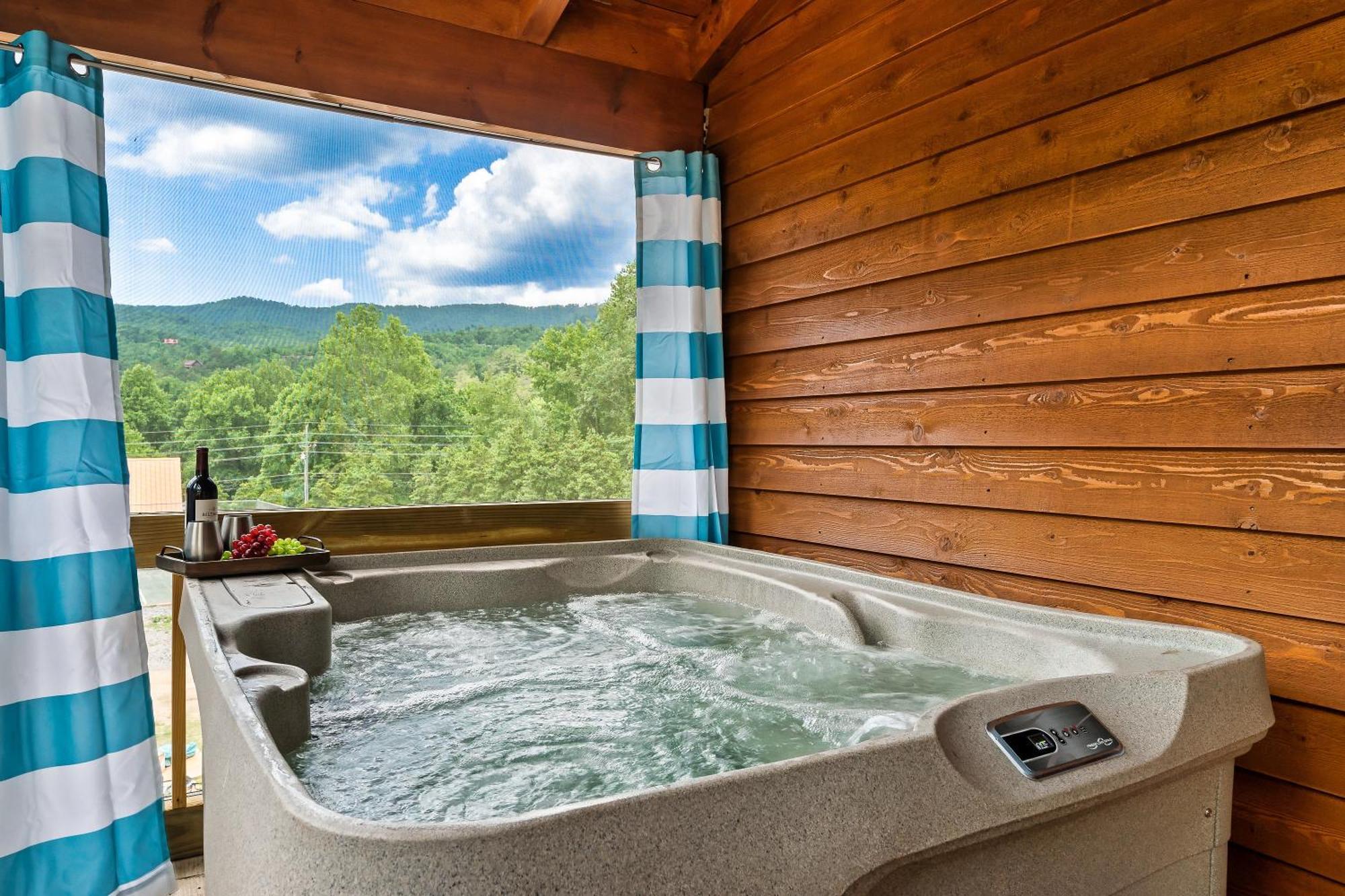 Dolly's Cute Cabin: Smoky Mountain Retreat with Hot Tub and Game Room Gatlinburg Exterior photo