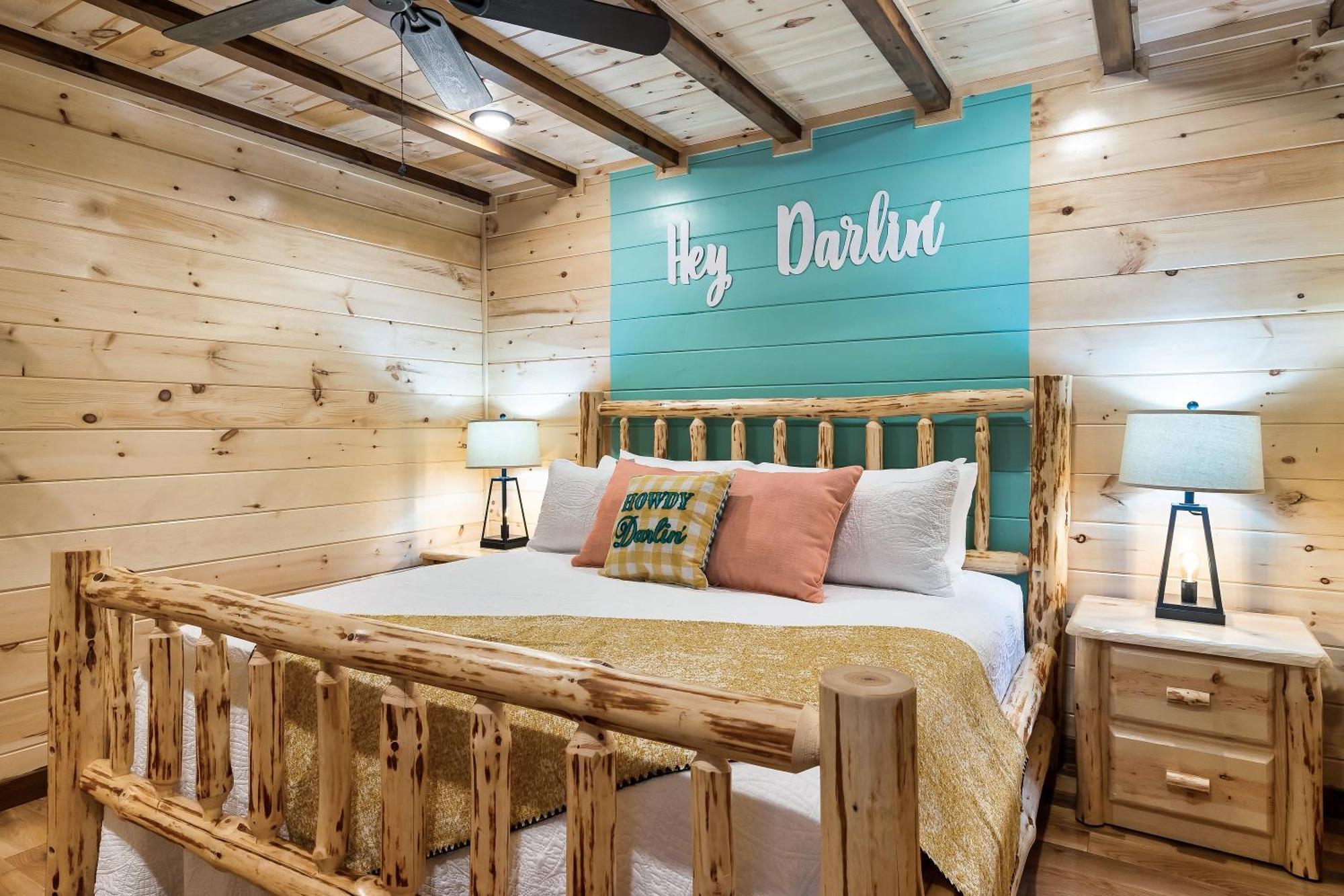 Dolly's Cute Cabin: Smoky Mountain Retreat with Hot Tub and Game Room Gatlinburg Exterior photo