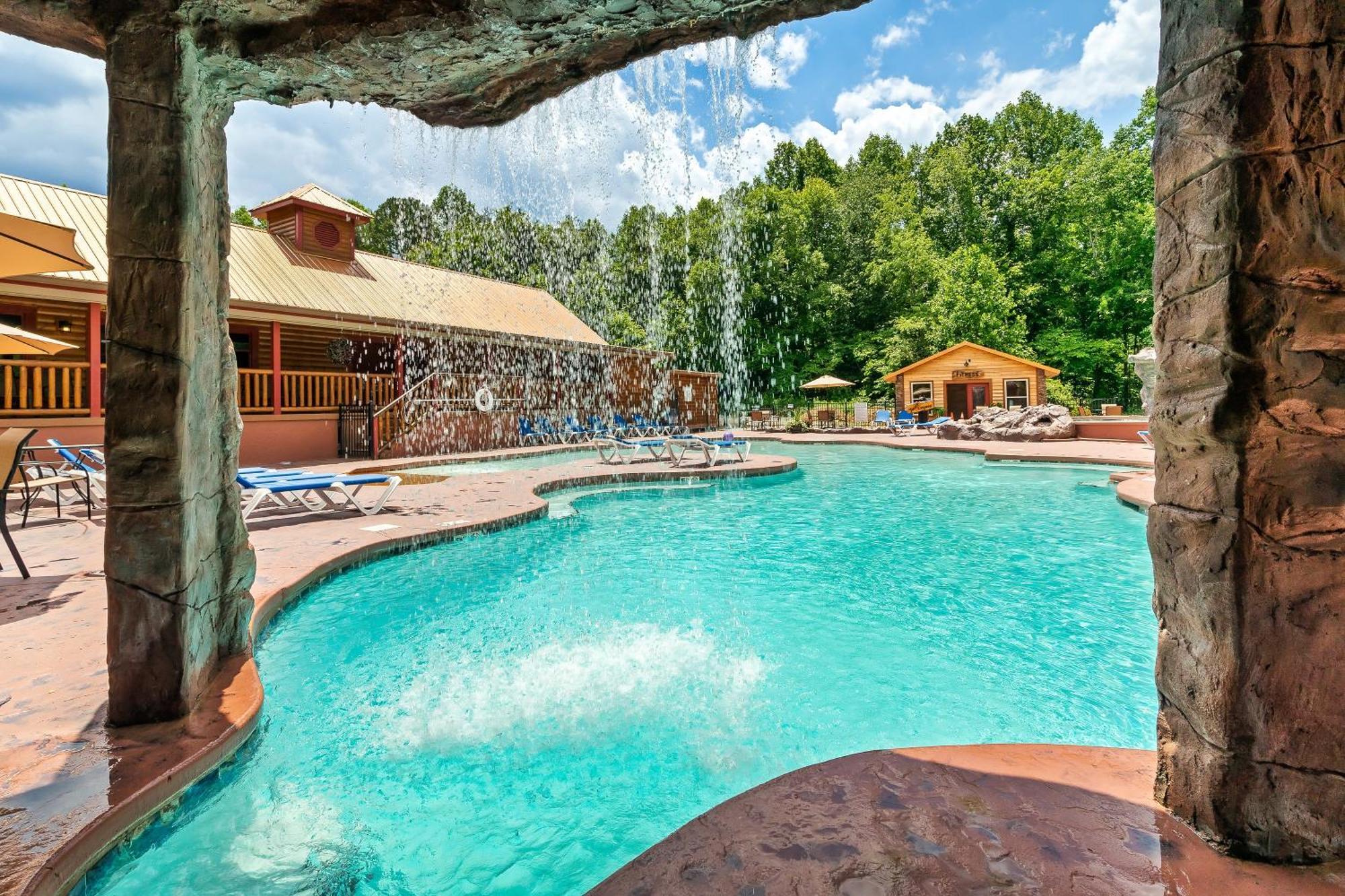 Dolly's Cute Cabin: Smoky Mountain Retreat with Hot Tub and Game Room Gatlinburg Exterior photo