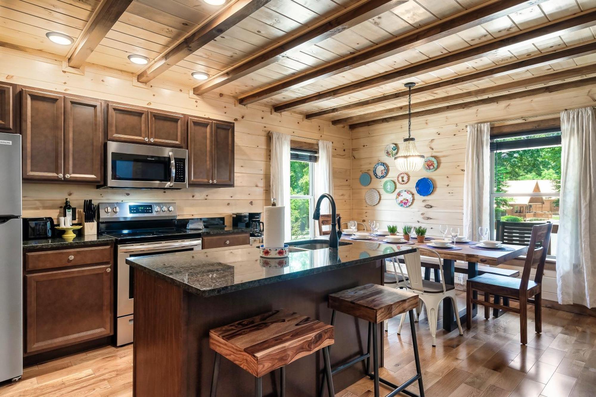 Dolly's Cute Cabin: Smoky Mountain Retreat with Hot Tub and Game Room Gatlinburg Exterior photo