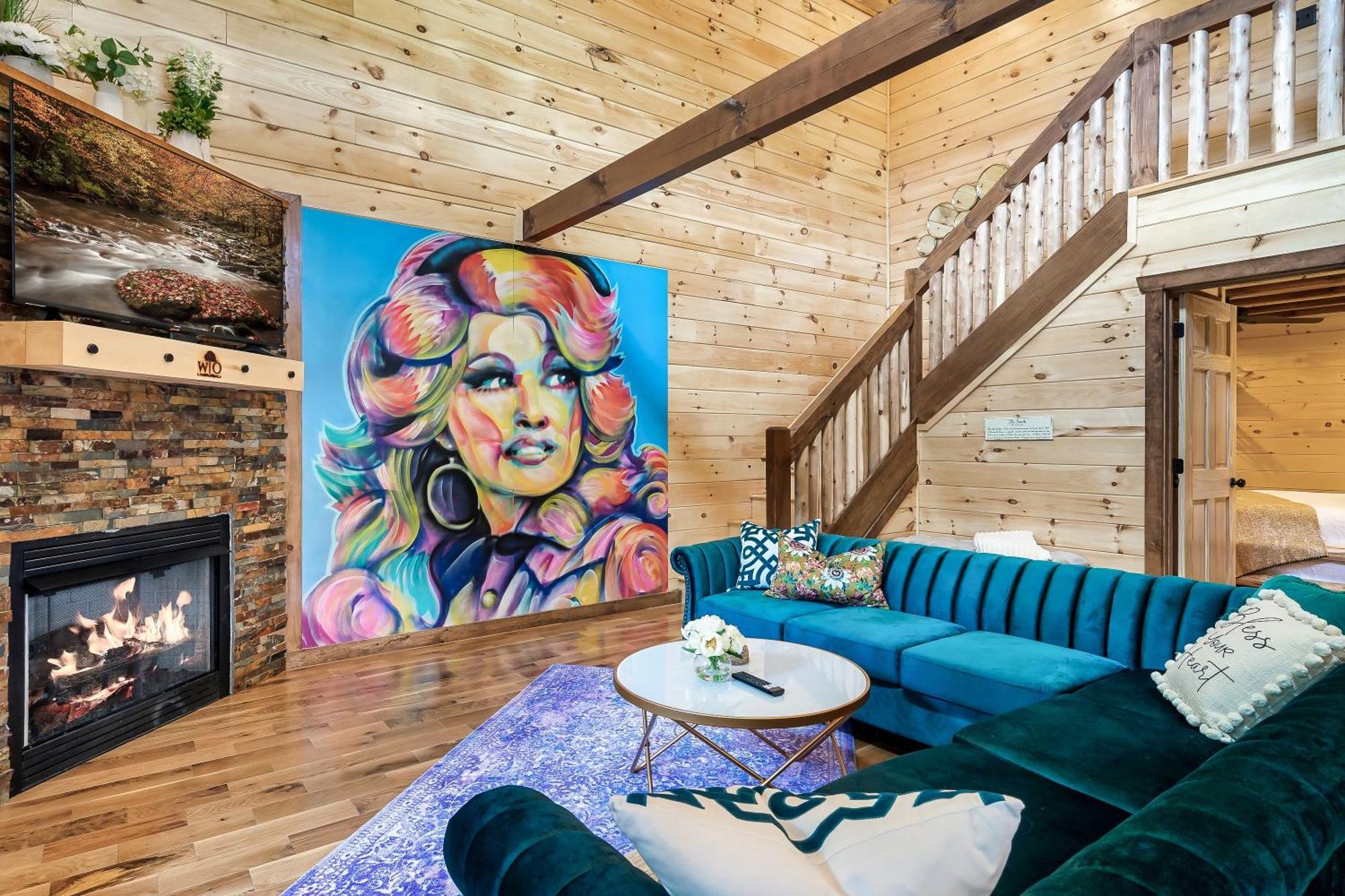 Dolly's Cute Cabin: Smoky Mountain Retreat with Hot Tub and Game Room Gatlinburg Exterior photo