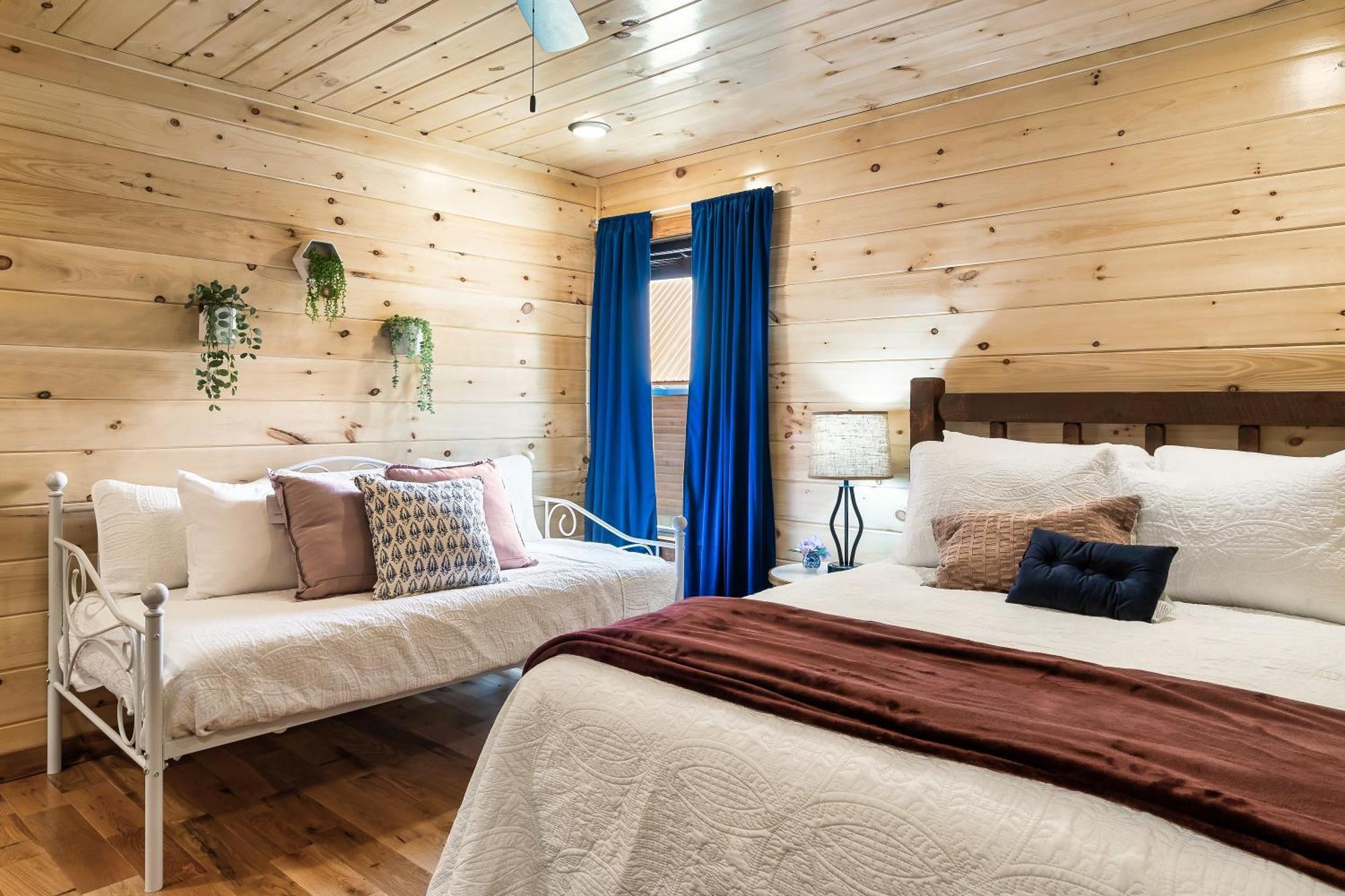 Dolly's Cute Cabin: Smoky Mountain Retreat with Hot Tub and Game Room Gatlinburg Exterior photo