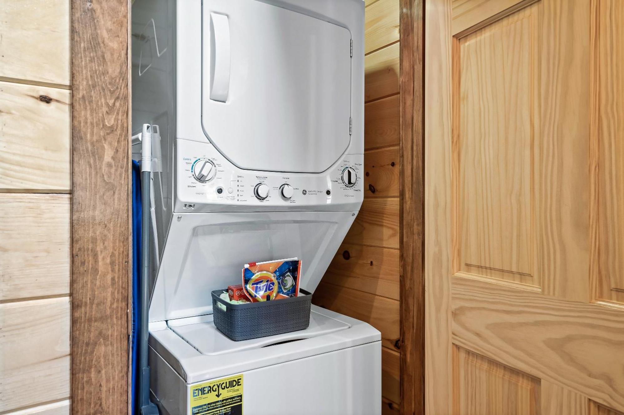 Dolly's Cute Cabin: Smoky Mountain Retreat with Hot Tub and Game Room Gatlinburg Exterior photo