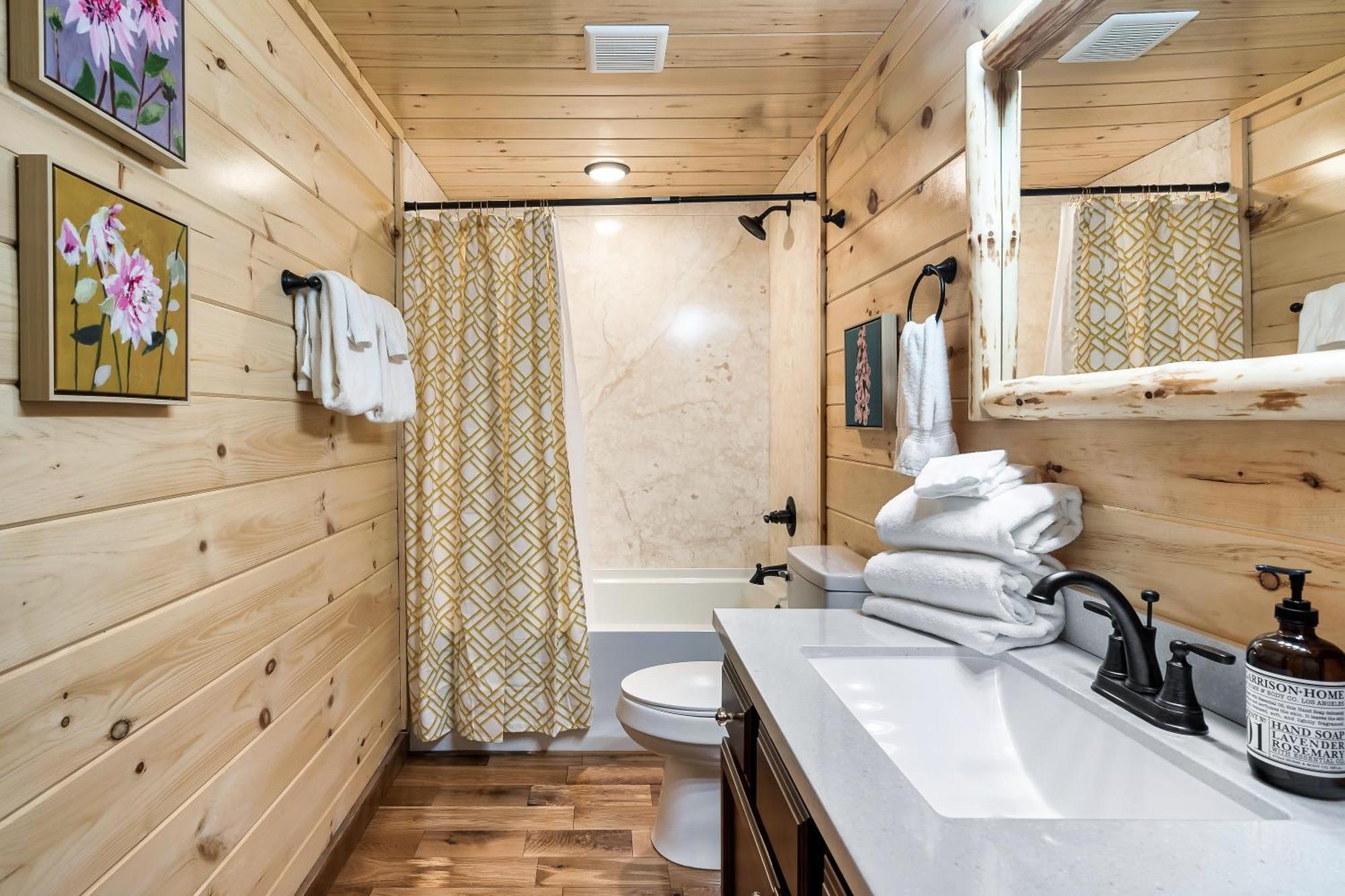Dolly's Cute Cabin: Smoky Mountain Retreat with Hot Tub and Game Room Gatlinburg Exterior photo