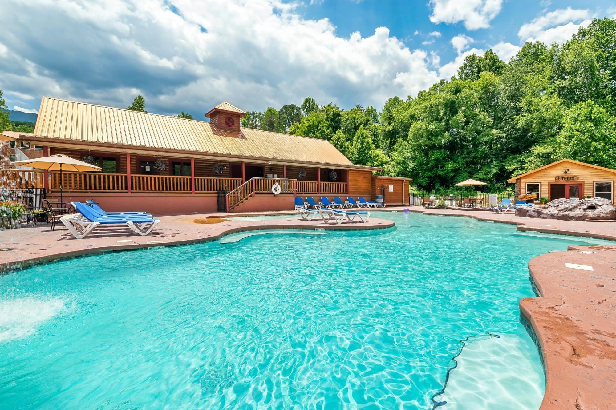 Dolly's Cute Cabin: Smoky Mountain Retreat with Hot Tub and Game Room Gatlinburg Exterior photo