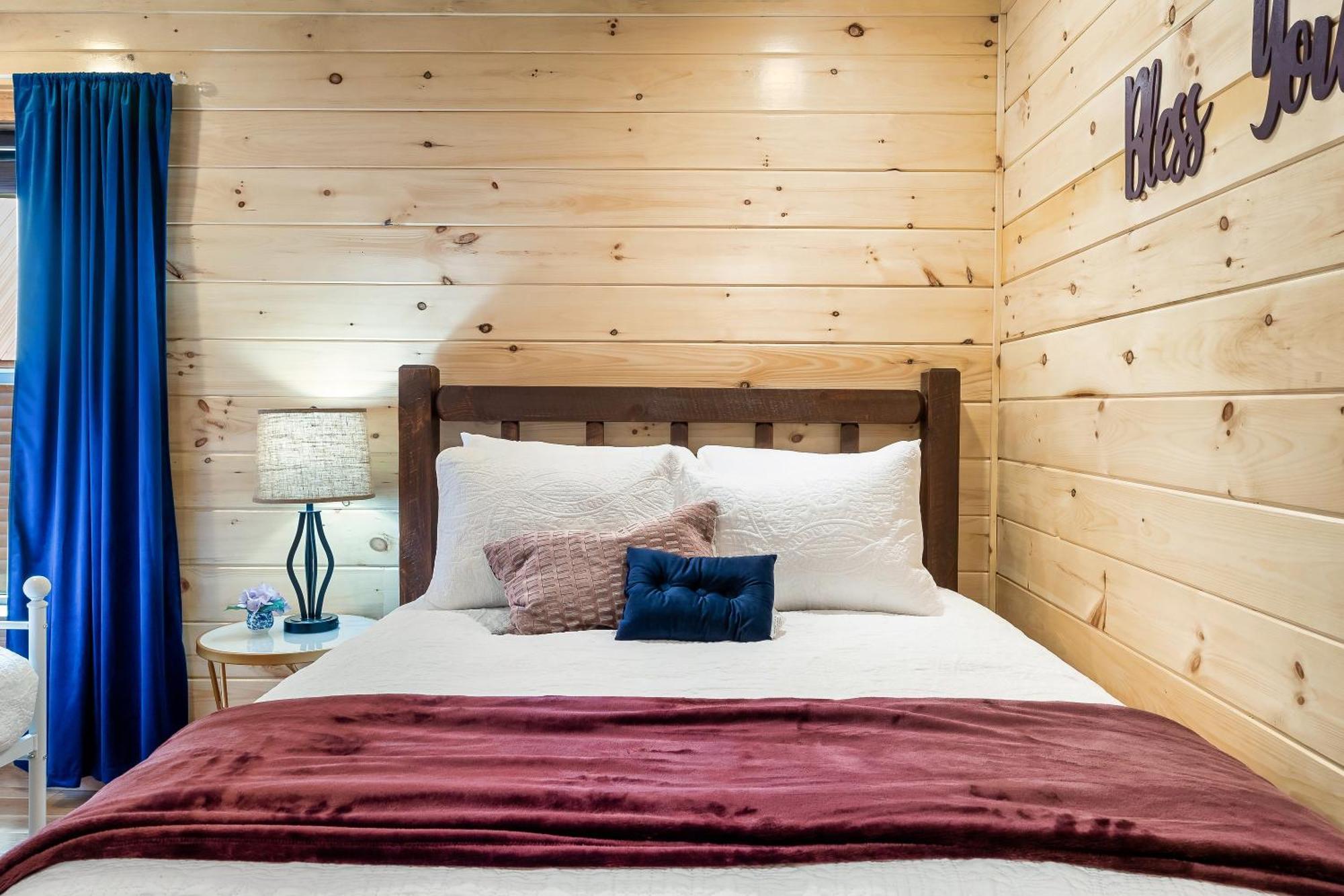 Dolly's Cute Cabin: Smoky Mountain Retreat with Hot Tub and Game Room Gatlinburg Exterior photo