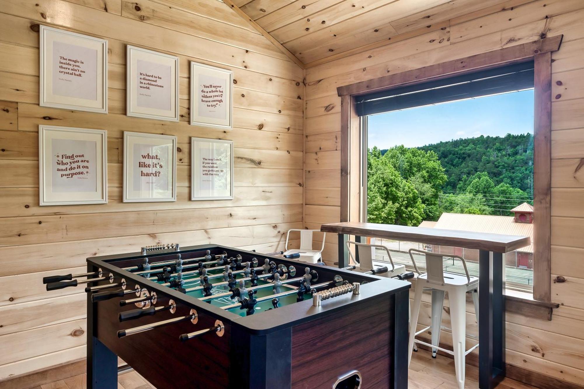 Dolly's Cute Cabin: Smoky Mountain Retreat with Hot Tub and Game Room Gatlinburg Exterior photo