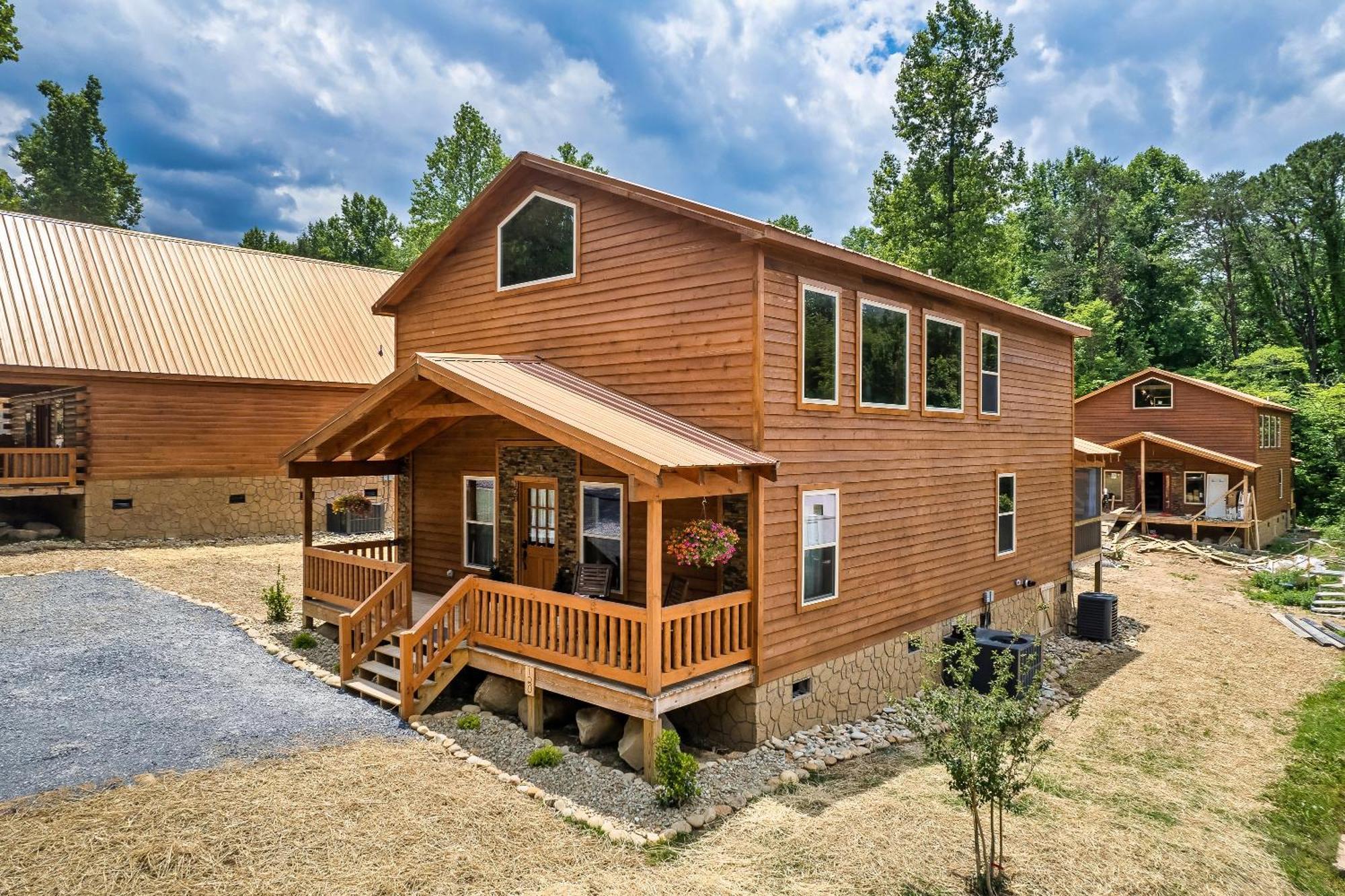 Dolly's Cute Cabin: Smoky Mountain Retreat with Hot Tub and Game Room Gatlinburg Exterior photo