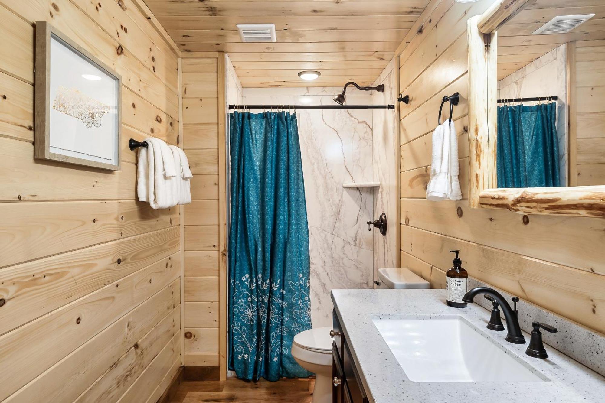 Dolly's Cute Cabin: Smoky Mountain Retreat with Hot Tub and Game Room Gatlinburg Exterior photo