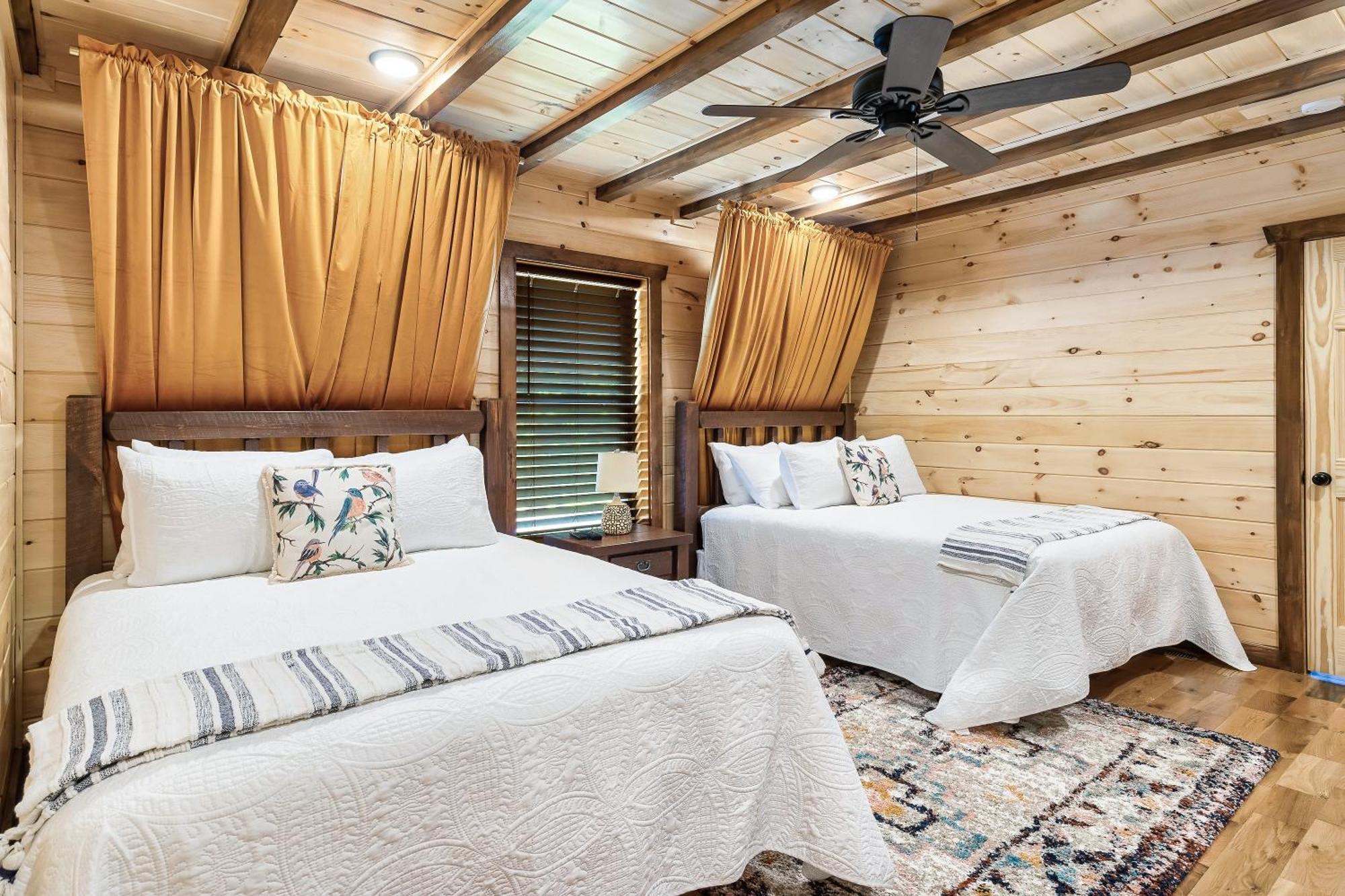 Dolly's Cute Cabin: Smoky Mountain Retreat with Hot Tub and Game Room Gatlinburg Exterior photo