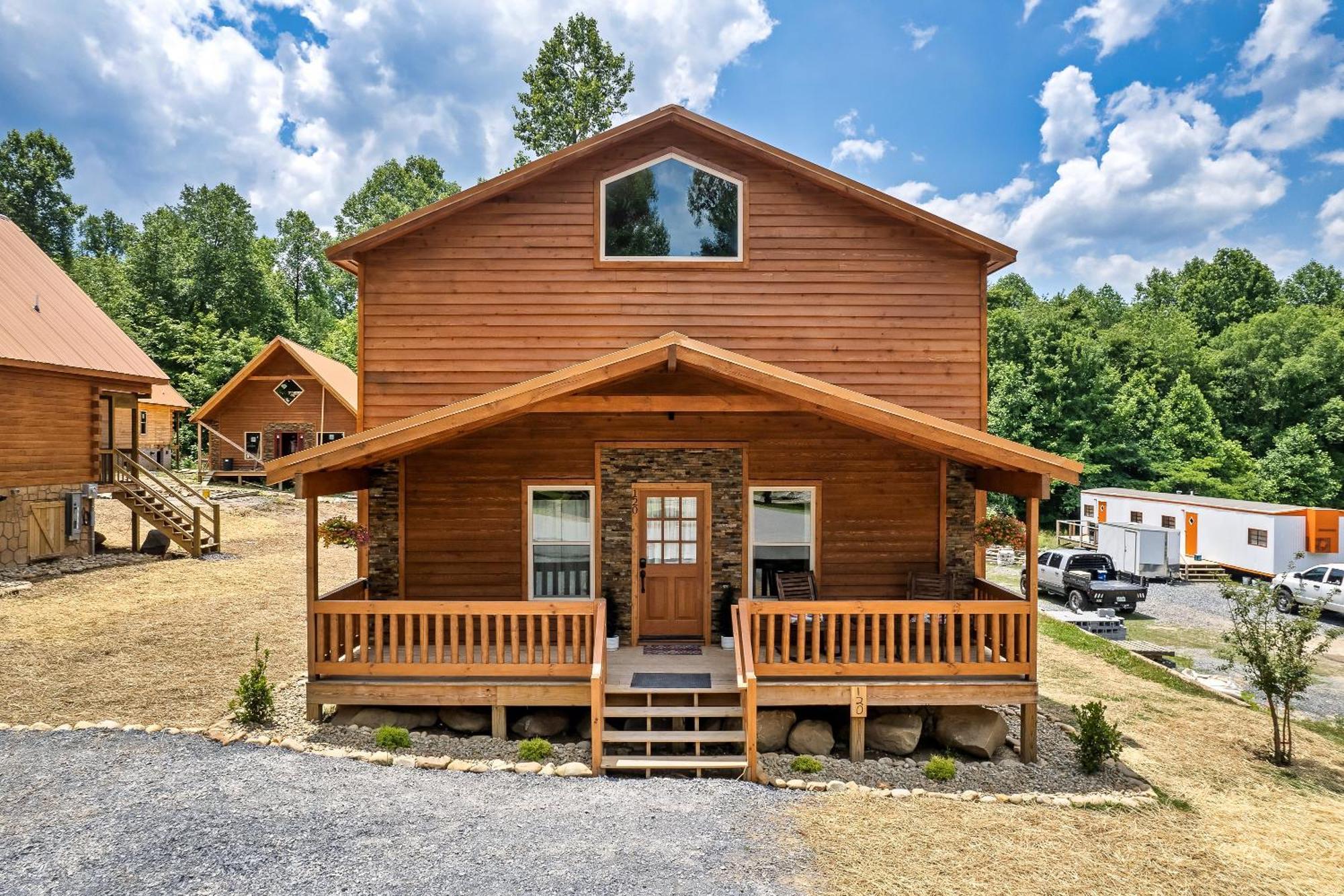 Dolly's Cute Cabin: Smoky Mountain Retreat with Hot Tub and Game Room Gatlinburg Exterior photo