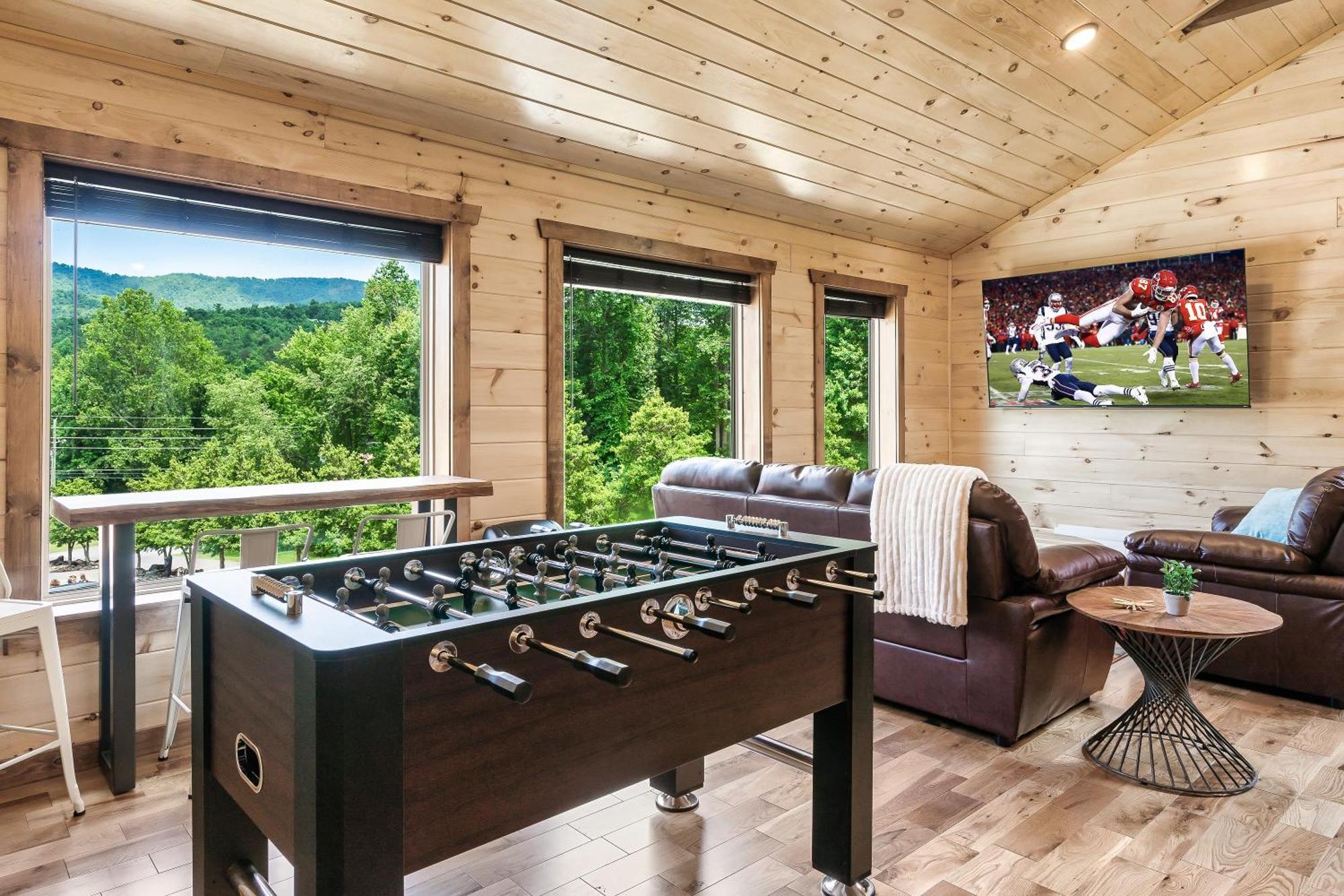 Dolly's Cute Cabin: Smoky Mountain Retreat with Hot Tub and Game Room Gatlinburg Exterior photo