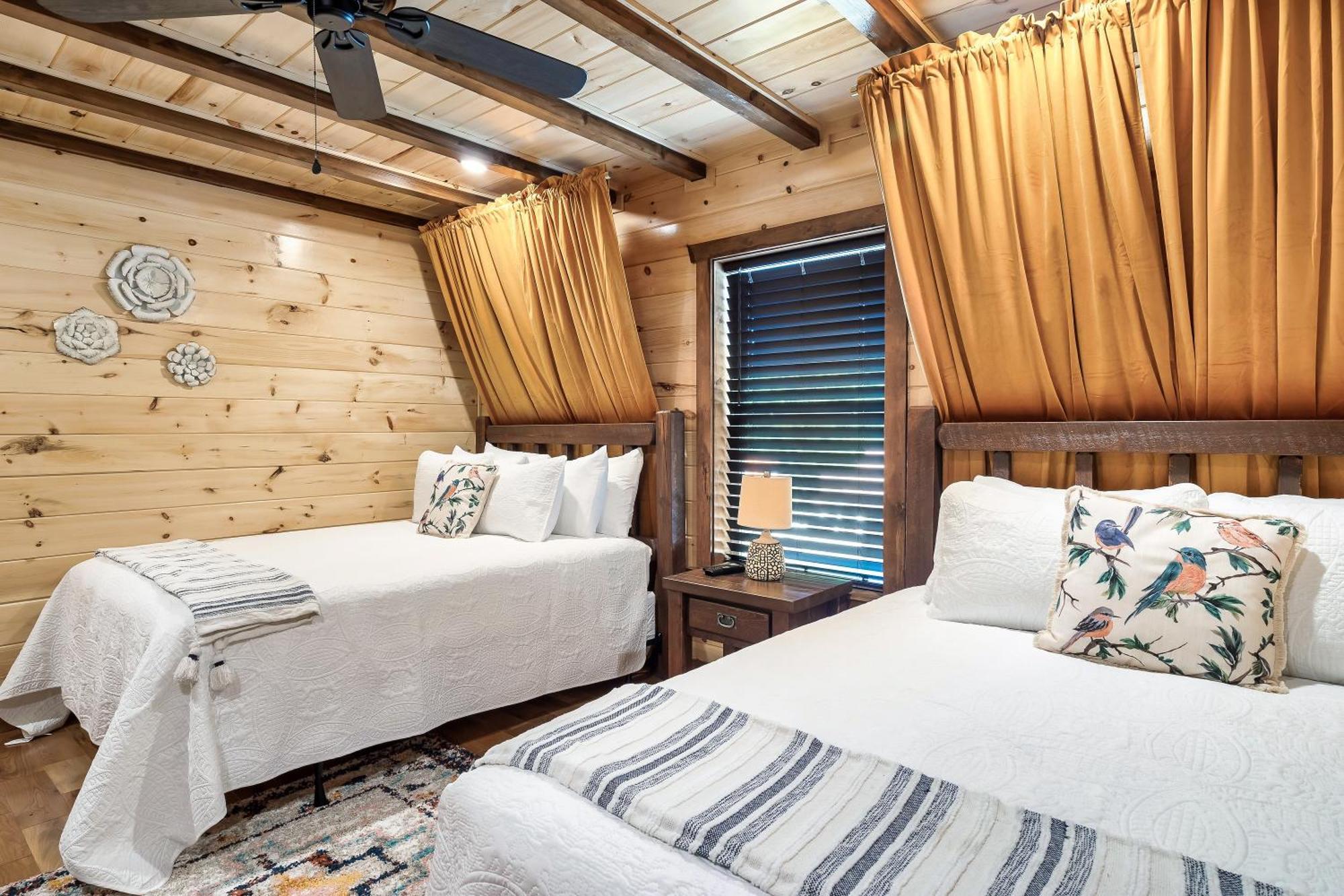 Dolly's Cute Cabin: Smoky Mountain Retreat with Hot Tub and Game Room Gatlinburg Exterior photo