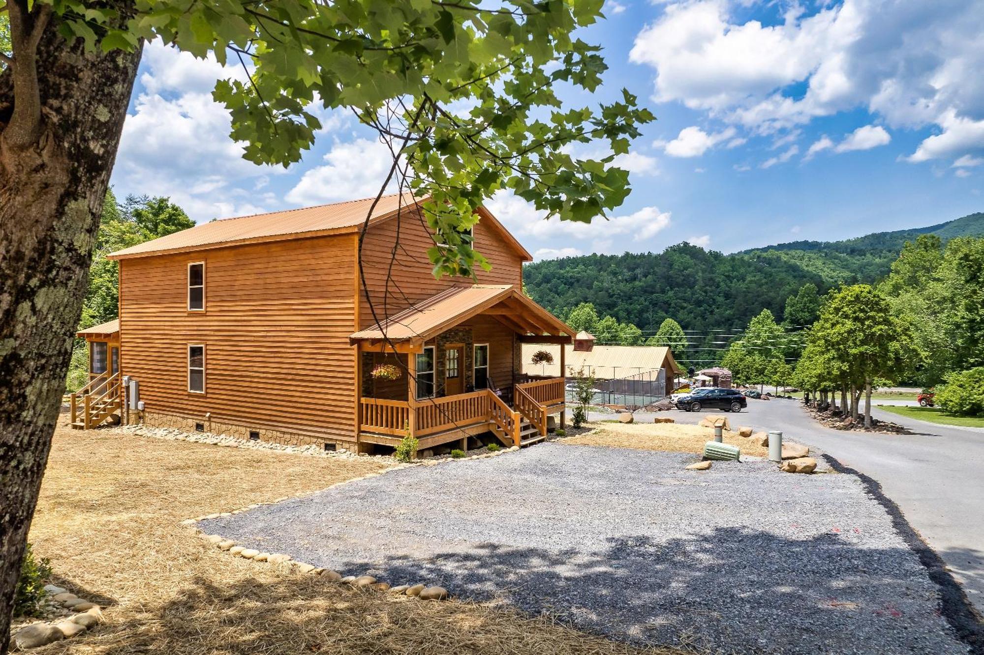 Dolly's Cute Cabin: Smoky Mountain Retreat with Hot Tub and Game Room Gatlinburg Exterior photo