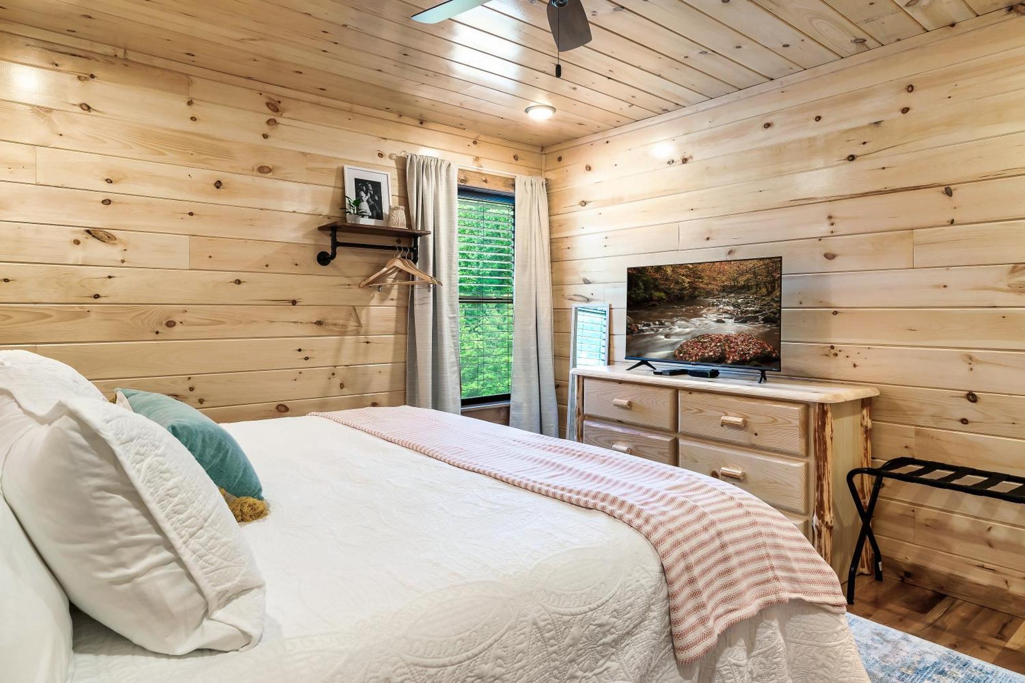 Dolly's Cute Cabin: Smoky Mountain Retreat with Hot Tub and Game Room Gatlinburg Exterior photo