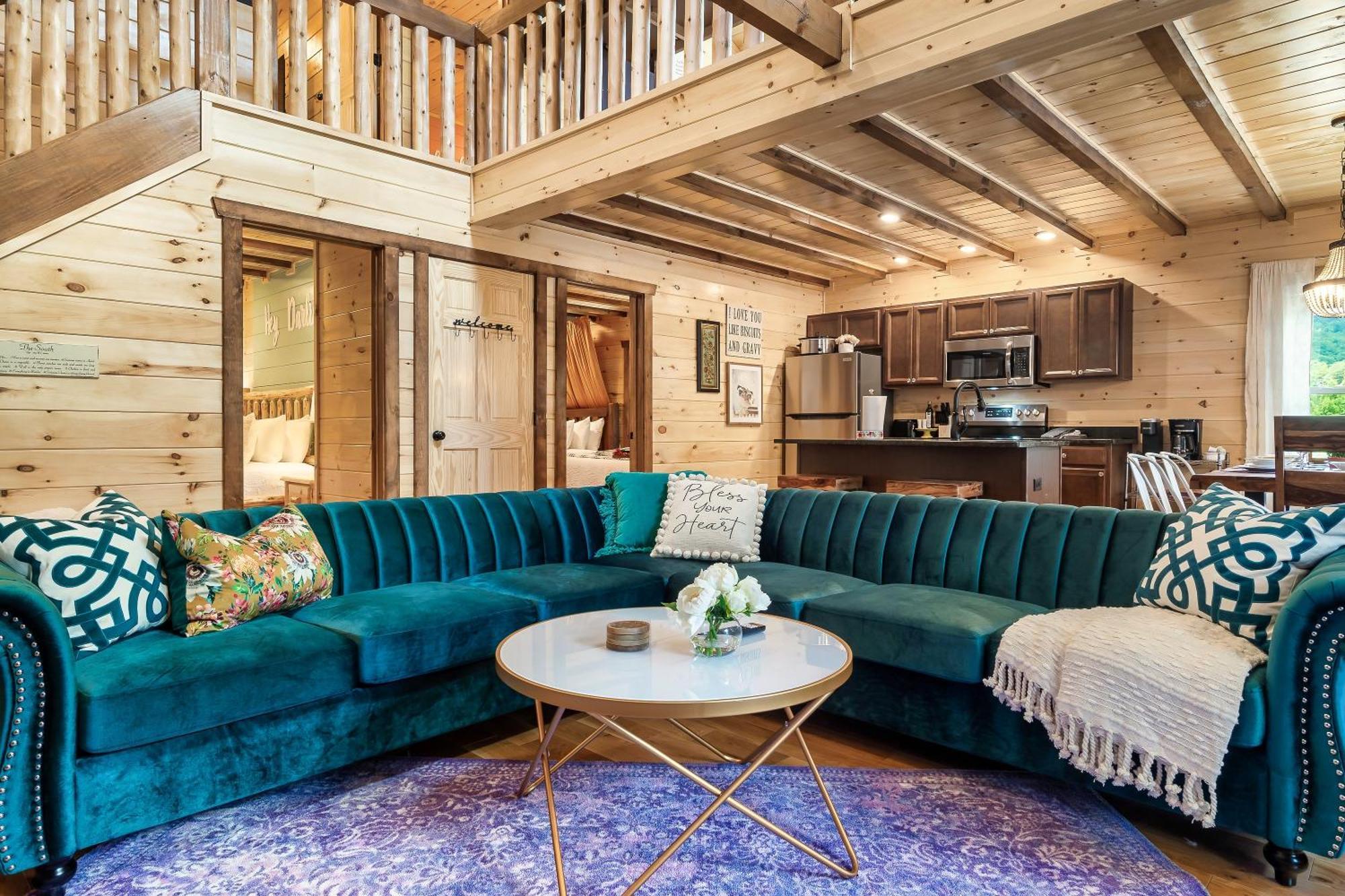 Dolly's Cute Cabin: Smoky Mountain Retreat with Hot Tub and Game Room Gatlinburg Exterior photo