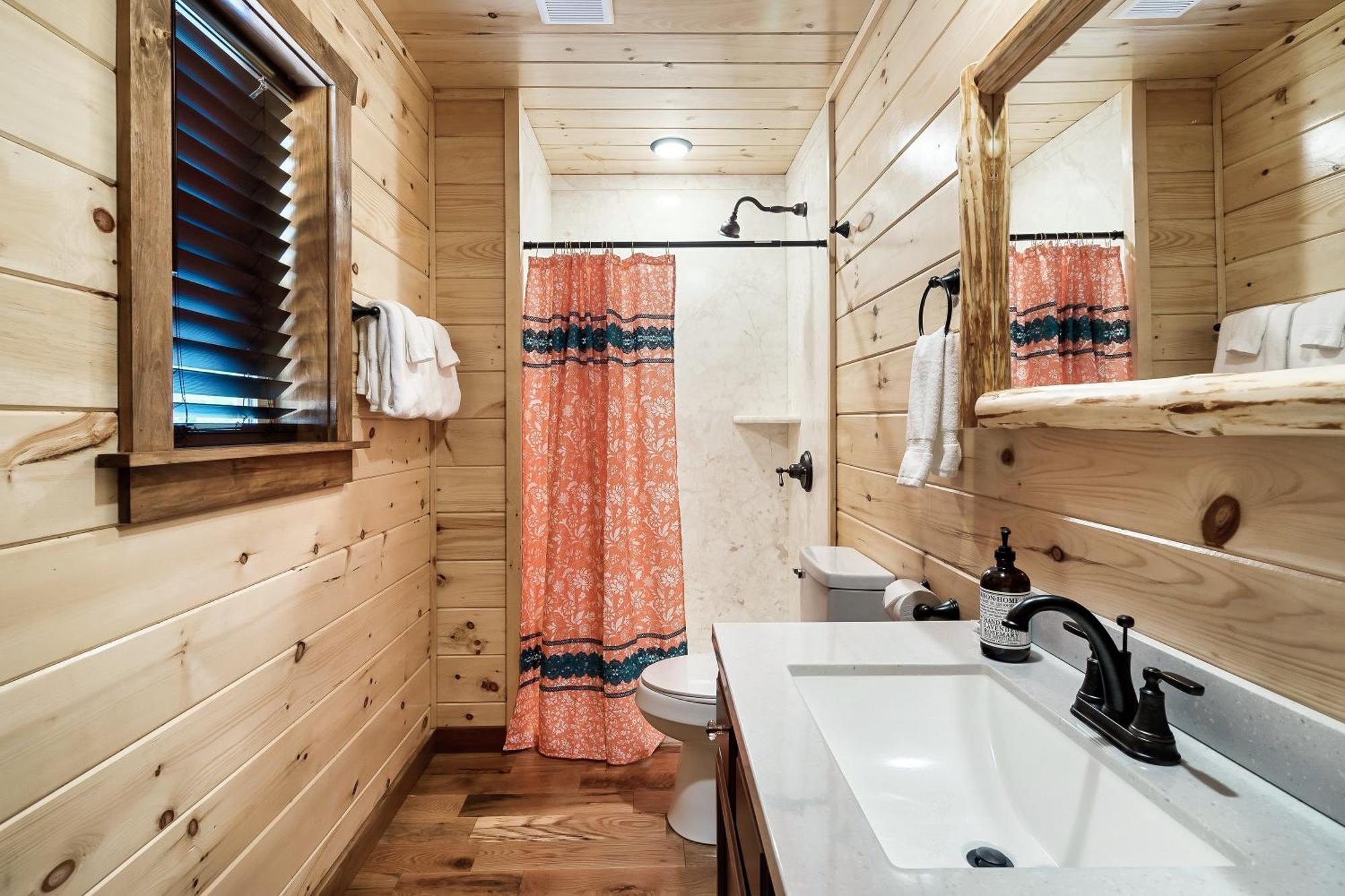 Dolly's Cute Cabin: Smoky Mountain Retreat with Hot Tub and Game Room Gatlinburg Exterior photo