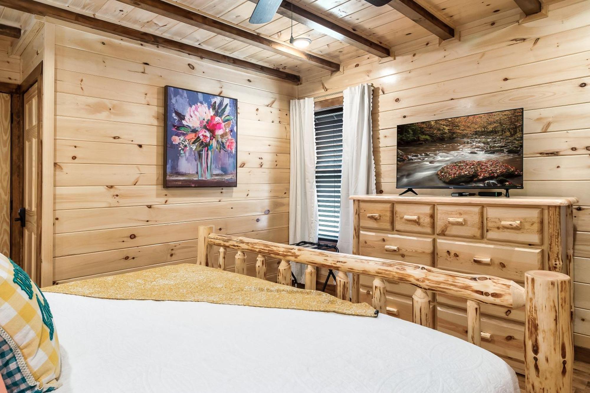 Dolly's Cute Cabin: Smoky Mountain Retreat with Hot Tub and Game Room Gatlinburg Exterior photo